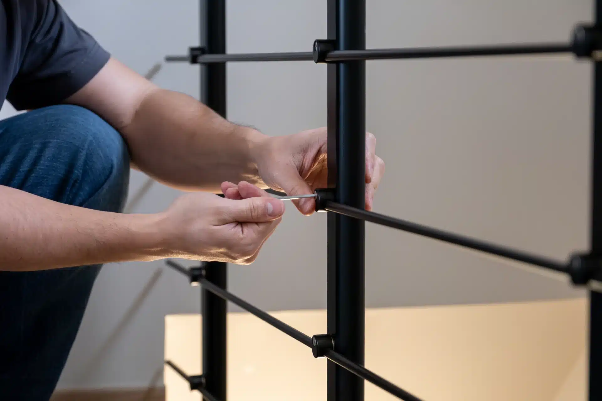 Garde-corps terrasse en fer forgé noir et mur en pierre Terrasse avec garde-corps en fer noir, carrelage effet bois et mur en pierre naturelle sur fond de forêt.